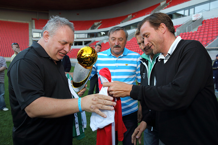 Ivan Breznen (vlevo) dostává od Antonína Panenky a Vladimíra Šmicera Cenu za dlouhodobou podporu mládežnického fotbalu v České republice, All Stars Cup 2014