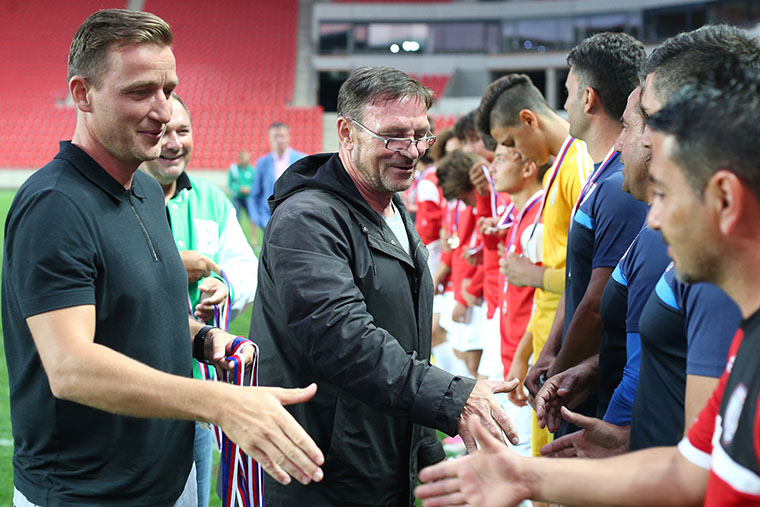 S Vladimírem Šmicrem při podání rukou hráčům tureckého Altinordu Izmir, 2016