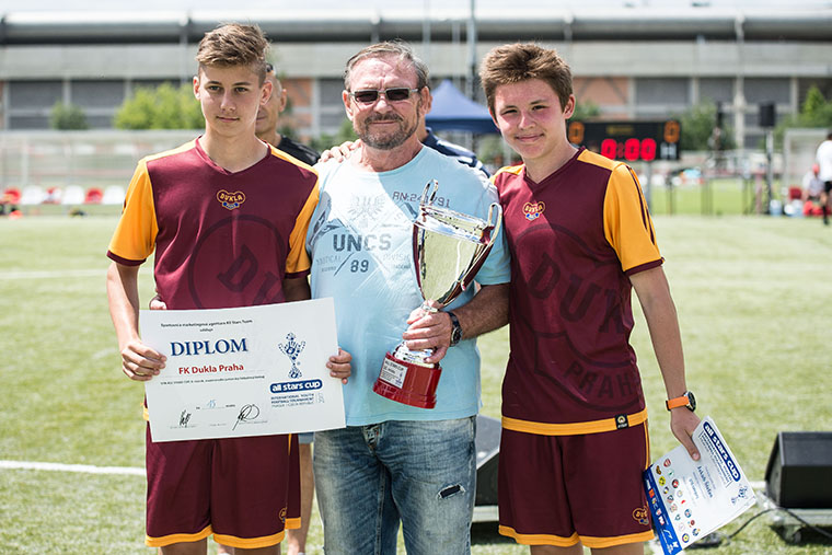 Surrounded by Dukla Praha players, 2017